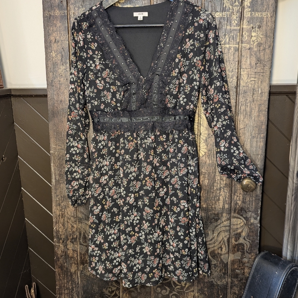 Floral And Lace Dress.    Sm